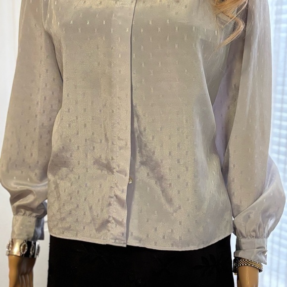 FEMININE DRESSY LIGHT GRAY WITH SHEEN BLOUSE AND IRIDESCENT WHITE BUTTONS SIZE 6 - Picture 4 of 11